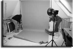 Formation photo - 54000 - Nancy - Lorraine - Montage du fond et de l'éclairage d'un studio photo de portrait avec les stagiaires et le photographe